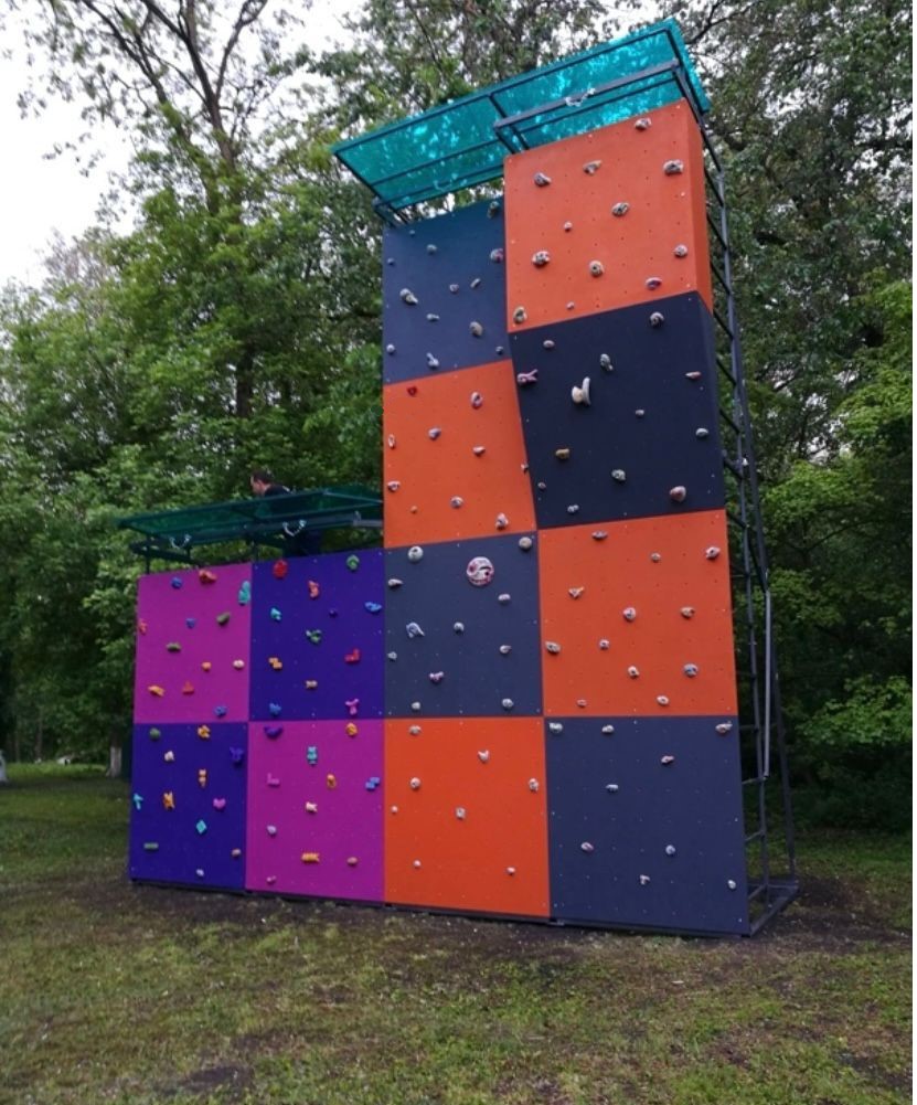 Climbing wall 