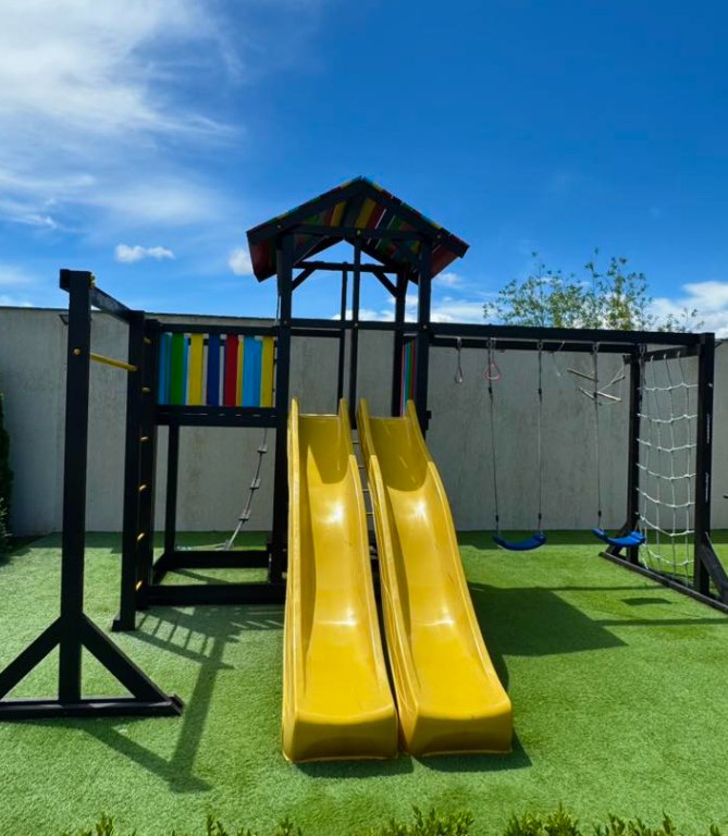 The pool house խաղահրապարակը