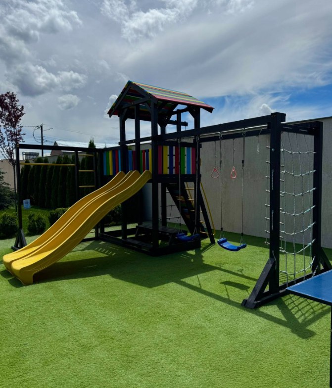 The pool house խաղահրապարակը