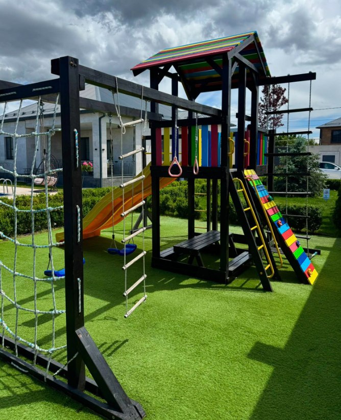 The pool house խաղահրապարակը