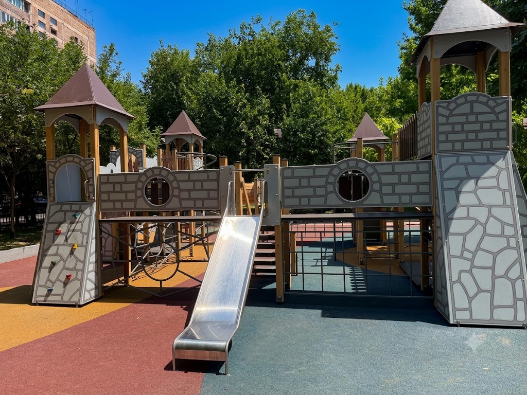 Ազատամարտիկների անվան զբոսայգու նոր խաղահրապարակը։