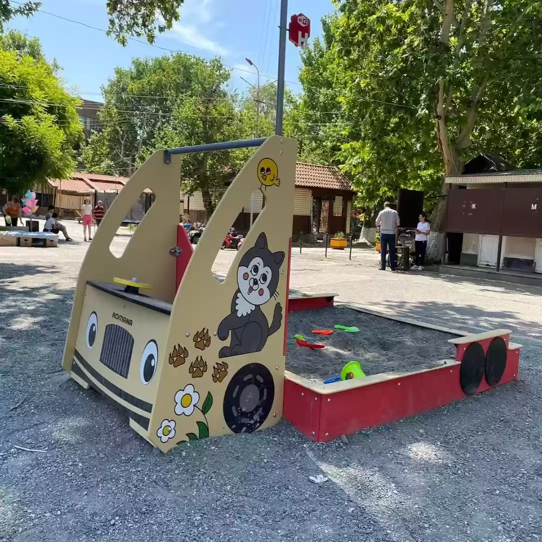 Ավազե ավազաններ, Խաղահրապարակի սարքավորումներ